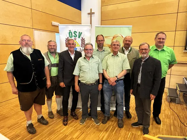 Auch sie standen im Mittelpunkt des großen Dankfestes: Engagierte Funktionäre des Siedlervereins mit den Lokalpolitikern vor Ort – von links: Sepp Kager, Präsident Helmut Löschl, Bürgermeister Günter Streicher, Hubert Auinger, Andreas Fischbauer, Walter Köstler, Bürgermeister Bernhard Brait, Diakon Wolfgang Zopf und Stefan Fuchs. | Foto: Franz Gruber