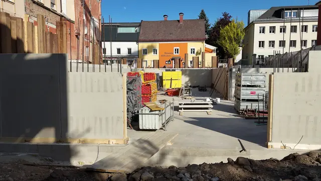 Der Bau des Sparkassengebäudes liegt genau im Zeitplan. | Foto: MeinBezirk/Harald Almer