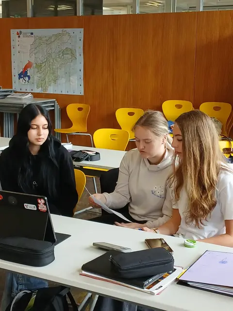 Maria, Annalena und Sarah (von links) knüpfen im Zuge der Euregio-Kooperation erste Kontakte mit ihren Kolleginnen und Kollegen aus Südtirol und Trient. Der digitale Austausch bildet die Grundlage für spätere gemeinsame Projekte und Begegnungen. | Foto: BHAK/EZ