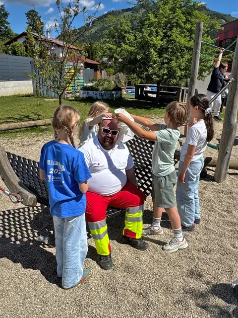 Da sind ja richtiggehend kleine Profis am Werk. | Foto: Rotes Kreuz