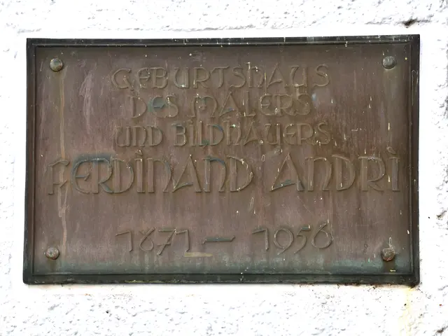 GEBURTSHAUS DES MALERS UND BILDHAUERS FERDINAND ANDRI 1871-1956 - Die Gedenktafel am Geburtshaus von Ferdinand Andri in Waidhofen an der Ybbs, Oberer Stadtplatz 3, wurde am 8. Juni 1957 im Zuge der Eröffnung der Ferdinand-Andri-Ausstellung im Heimatsaal (heute Stadtgalerie) enthüllt.  | Foto: Hans-Peter Kriener