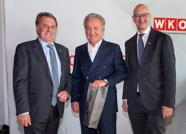WKNÖ-Präsident Wolfgang Ecker, der geehrte Kommerzialrat Kurt Faist und WKNÖ-Direktor Johannes Schedlbauer. | Foto: Andreas Kraus