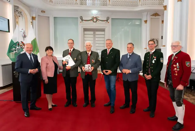 Musikvereinsobmann Robert Rothleitner (3. v. l.) und Kapellmeister Manfred Percht (4. v. l.) bekamen den "Blasmusik Panther" und die "Robert-Stolz-Medaille" von Landeshauptmann Mario Kunasek (4. v. re.) und LH-Stellvertreterin Manuela Khom (2. v. l.) im Beisein von Vertretern des Blasmusikverbandes in der Aula der Alten Universität Graz überreicht.  | Foto: Land Steiermark/Robert Binder