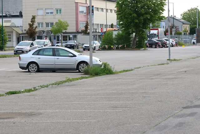 20 Autoleichen am Parkplatz des ehemaligen Möbelhauses Leiner in Wels-Pernau rosteten vor sich hin. | Foto: laumat.at