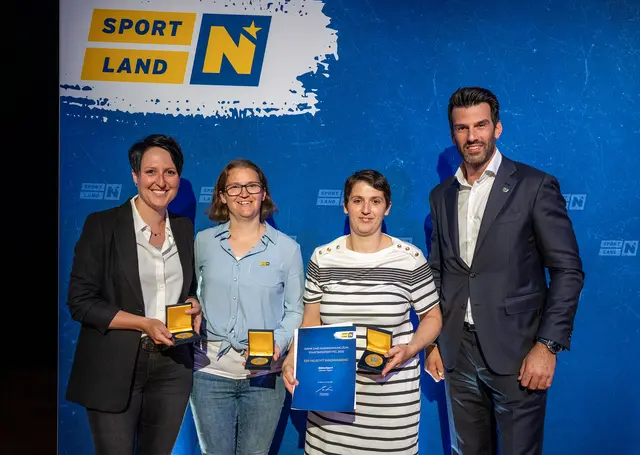 Die Damen vom "ESV Neustift Innermanzing" sind Staatsmeisterinnen im Eisstocksport. Und wurden am 18.05.2025 in Grafenwörth geehrt. | Foto: NLK Burchhart