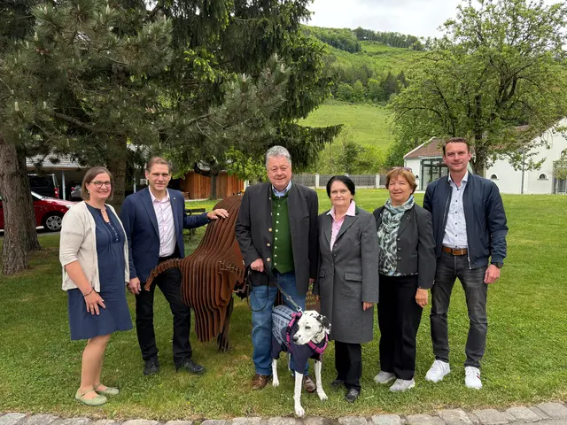 StR Genovefa Scheibenreiter, StR Christian Köberl, Jubilar Johann Zöchling, Martina Zöchling (Gattin), StR Anita Zehetmayer, StR Peter Sperl und Hündin Viola | Foto: Stadtgemeinde Hainfeld