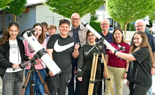 Die Laborgruppe vier mit Direktor Andreas Hofinger, Alois Doblinger, Physik-Professorin Cornelia Schönbauer und Physik-Professor Gerhard Demelmair.
 | Foto: Gymnasium Ried