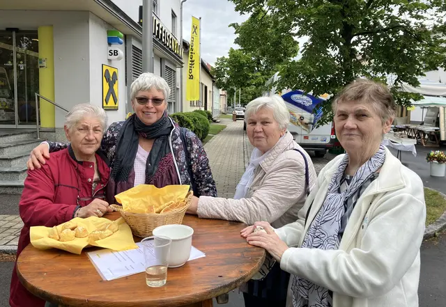 Besucherinnen und Besucher genossen Spezialitäten aus der Region und den Nachbarländern. | Foto: Paul Mayerhofer