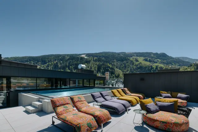 Hier lässt es sich aushalten: Am Dach des Hauses wartet eine Wellnessoase auf die Gäste. | Foto: Dominik Steiner