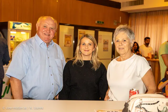 Bürgermeister Ernst Wendl, Abgeordnete zum Nationalrat (hier Jurymitglied) Silvia Kumpan-Takacs, Ingrid Wendl (Schriftführerin bei den Naturfreunden) (vlnr). | Foto: cine-motion.at / R. Ivanek