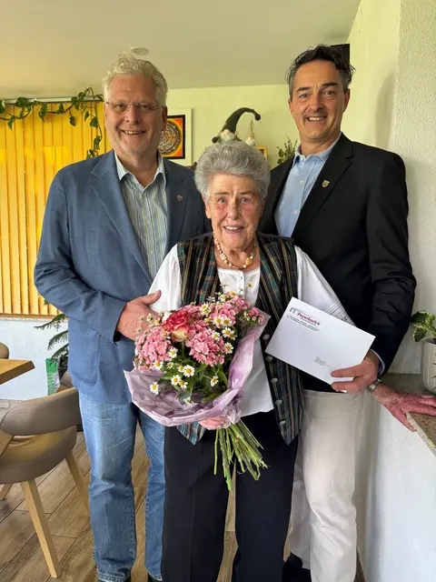 Das Geburtstagskind im Kreis der Gratulanten. | Foto: Gemeinde Payerbach