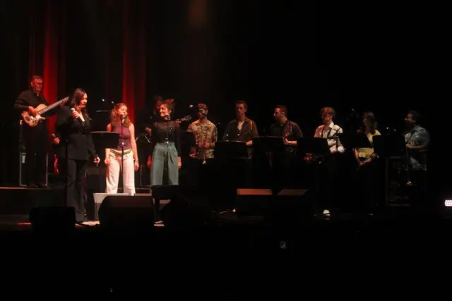 Auf der Bühne im Kunsthaus Weiz waren bei der "Vocal Jazz Night" zeitweise rund 20 Musikerinnen und Musiker zu sehen und hören. | Foto: Josef Hofmüller