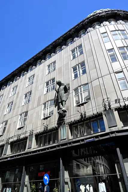 Kupferblechskulptur "Erzengel Michael" (1909) von Ferdinand Andri (Ausführung: Kesselschmied Faustner) an der Fassade des von Architekt Josef Plecnik geplanten Zacherlhauses in Wien. | Foto: Hans-Peter Kriener