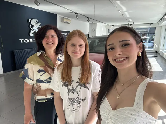 Karin Fritz gab zwei Schülerinnen der HAK Weiz spannende Einblicke in den Arbeitsalltag und die vielfältigen Aufgaben im Autohaus Fritz in Gleisdorf.