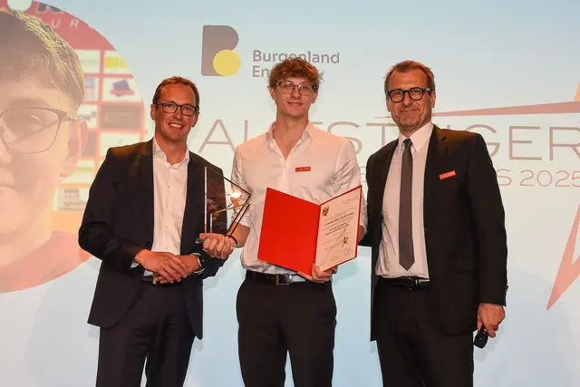Aufsteiger des Jahres: Reinhard Czerny (Vorstand Burgenland Energie), Christian Giefing, Thomas Trukesitz (Obmann Sportpool Burgenland) | Foto: Landesmedienservice