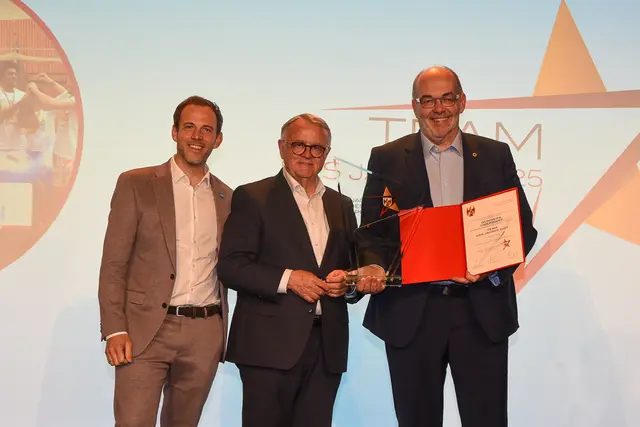 Team des Jahres: Thomas Ebner (Leier International), Hans Niessl (Sport Austria-Präsident), Thomas Linzer (Geschäftsführer Gunners) | Foto: Landesmedienservice