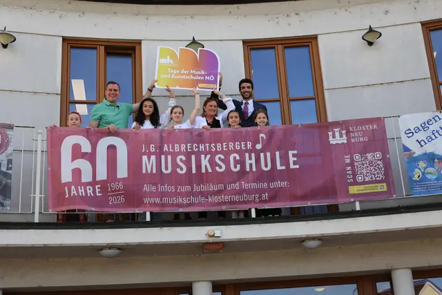 Bürgermeister Christoph Kaufmann (l.) und Vizebürgermeisterin Dr. Maria T. Eder (beide ÖVP) zeigten sich begeistert vom Können der jungen Talente – hier gemeinsam auf dem Balkon mit Direktor Luca Pelanda (rechts). | Foto: Stadt Klosterneuburg / Lutz