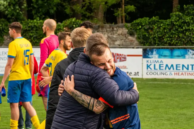 Emotionen pur: Spieler und Betreuer lagen sich nach dem Abpfiff in den Armen. | Foto: lukes.Pic/Lukas Baumühlner
