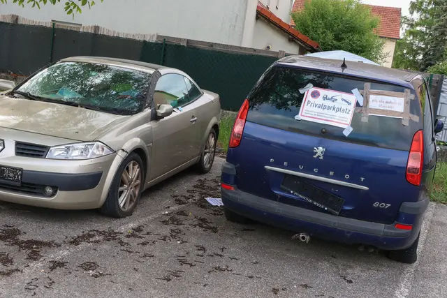 20 Autoleichen am Parkplatz des ehemaligen Möbelhauses Leiner in Wels-Pernau rosteten vor sich hin. | Foto: laumat.at