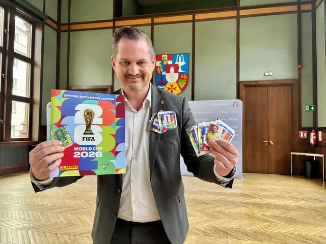 Auch die Favoritner Bezirkvorstehung wurde vom WM-Fieber erfasst. Ab Donnerstag 21. Mai lädt Bezirksvorsteher zur ersten Panini-Sticker Tauschbörse. | Foto: BV 10/Harald Schuster