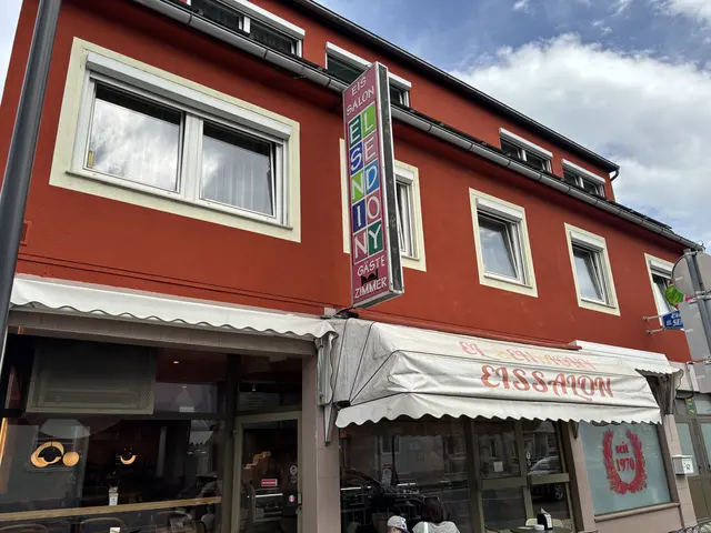 ziegelrote Geschäftsfassade mit Markise