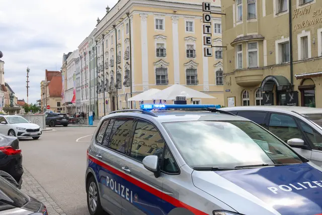 Aufgrund eines Tumults am Welser Rathaus musste die Polizei schwer bewaffnet anrücken. | Foto: laumat.at