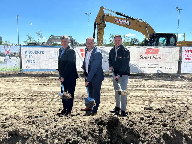 v.l.: Bezirksvorsteher Erich Hohenberger (SPÖ), Michael Stangl, Geschäftsführer der Wiener Infrastruktur Projekt GmbH und Konstantin Drimzakas, stellv. Abteilungsleiter der MA 51 nahmen den Spatenstich vor.  | Foto: Sport Wien/mjp