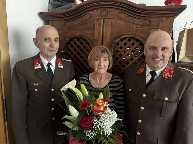 Die Feuerwehr Neustift an der Rosalia überbrachte der Jubilarin Karla Rottensteiner die besten Glückwünsche. | Foto: FF Neustift/Rosalia