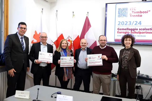 ründung der Schulpartnerschaft am 28. November 2023 in Trient mit (v.l.) Matthias Fink vom Euregio-Generalsekretariat, Markus Dapunt (Schuldirektor FOS Marie Curie, Meran), Sigrid Steiner (Schuldirektorin HAK Wörgl), Roberto Ceccato (Direktor Landesabteilung für Bildung und Kultur des Trentino),  Andrea Bezzi (Schuldirektor ITE A. Tambosi) und Elisa Bertò vom Euregio-Generalsekretariat. | Foto: Presseamt Trentino