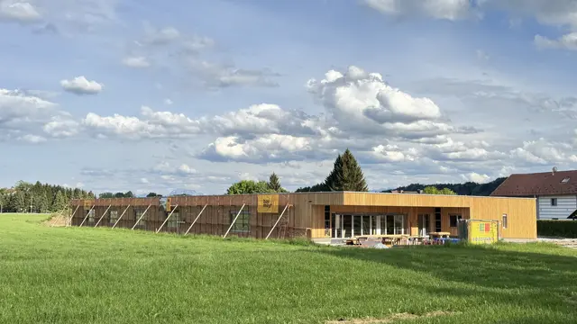 Im neuen Kindergarten werden vier Kindergarten- und eine Krabbelgruppe betreut. | Foto:  MeinBezirk/Hannah Hingsamer