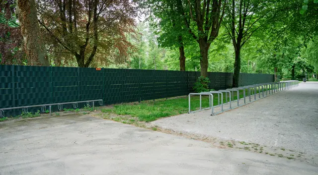 Neuer Sichtschutz im Freibad Leopoldskron
Der neue Sichtschutz ersetzt eine beschädigte Hecke und sorgt beim Spielbereich im Lepi-Freibad für mehr Privatsphäre.  | Foto: Stadt Salzburg/Alexander Killer