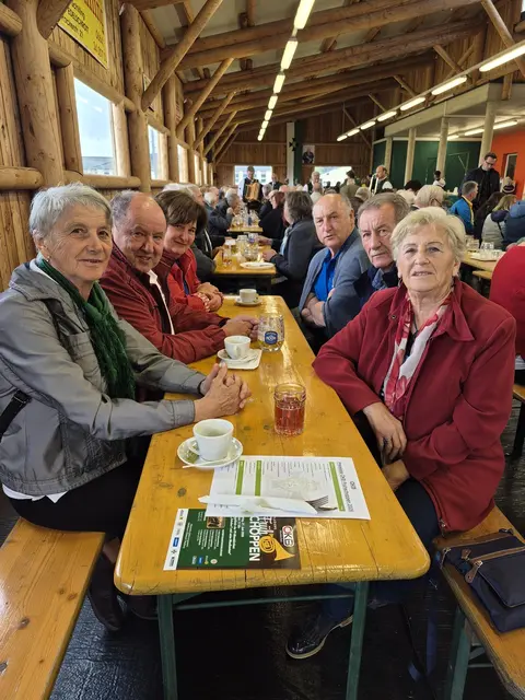 Die zahlreichen Gäste fühlten sich beim ÖKB-Frühschoppen wohl. | Foto: Holzmann