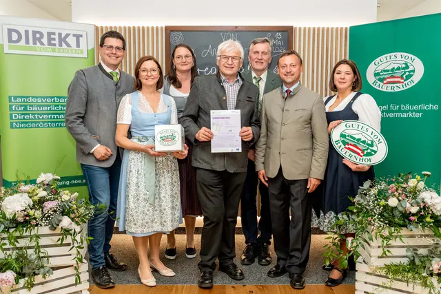 Ehrung für den Ringlhof: LK NÖ-Vizepräsident Lorenz Mayr, Landtagsabgeordnete Doris Schmidl, Gutes vom Bauernhof-Projektleiterin Cornelia Grubmann, Edmund Ringl, Kammerdirektor-Stv. Martin Jilch, LVDV-Obmann Johann Höfinger und LVDV-Geschäftsführerin Martina Schauer (v.l.) | Foto: Georg Pomaßl/LVDV NÖ