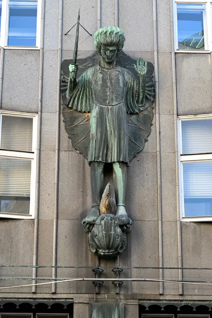 5 m hohe (5,5 m mit Schwert) und 2 m breite "Erzengel Michael"-Figur von Ferdinand Andri am Zacherlhaus in Wien, 1. Bezirk, Brandstätte. | Foto: Hans-Peter Kriener