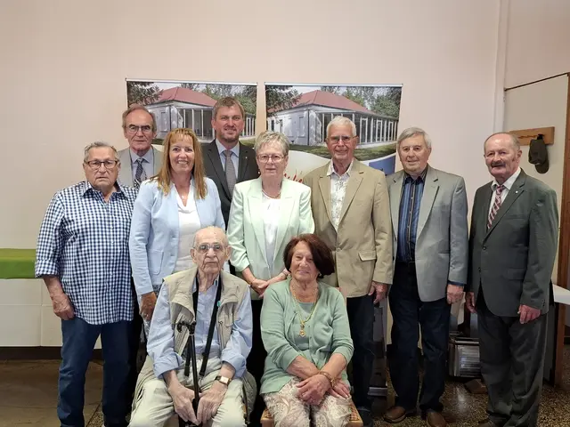 Karl Holzweber (85. Geb.), Dr. Manfred Peter (80. Geb.), Vzbgm. Brigitte Richter, Bgm. Jürgen Maschl, Magdalena Tumpach (85. Geb.), Dr. Alexander Bartl (80. Geb.), Leopold Eibler (90. Geb.), GR Josey Seyer, sitzend: Eduard Tischler (90.Geb.), Margareta Wagner (90.Geb.) | Foto: Marktgemeinde Schwadorf