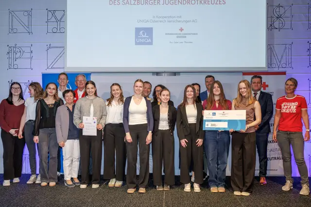 Der Sonderpreis der Roten Kreuzes ging an die HBLW Saalfelden mit dem Projekt „Helping Hands helfen Helfi – Groß hilft Klein – wir helfen zusammen“. | Foto: SN / Richard Schnabler
