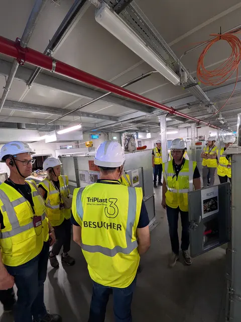 Im Rahmen der Leader-Reihe "Gemeinde.Impulse.Vernetzung" besuchten rund 50 Interessierte aus der Region Steyr-Kirchdorf die TriPlast im Ennshafen – eine der modernsten Sortieranlagen für Leichtverpackungen in Europa.  | Foto: Leader TVA/Anita Haider