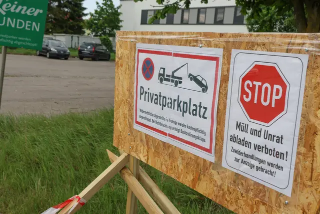 Ein Schild aus Pressspan warnt nur vor dem Abstellen von Fahrzeugen und der Entsorgung von Müll. | Foto: laumat.at