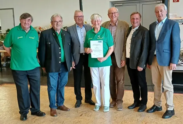 Eine Ehrung für Herz und Verstand 
(v.l.n.r.) Kassier Theo Sommerbauer, Josef Rath Bgm, a.D., EhrenObmann Florian Kohlhauser, Obfrau Dorli Groß, BO DI Heinrich Novak,  Bgm  Manfred Voit und BO Dr, Othmar Sorger. | Foto: Josef Rath