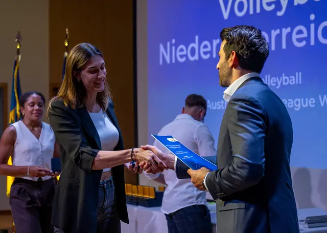 Sportlandesrat und LHStv. Udo Landbauer (FPÖ, rechts) hatte an diesem Abend viele Hände zu schütteln, aber es machte sichtlich Freude.  | Foto: NLK Burchhart