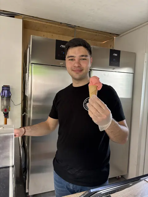 Junger Mann mit Eistüte