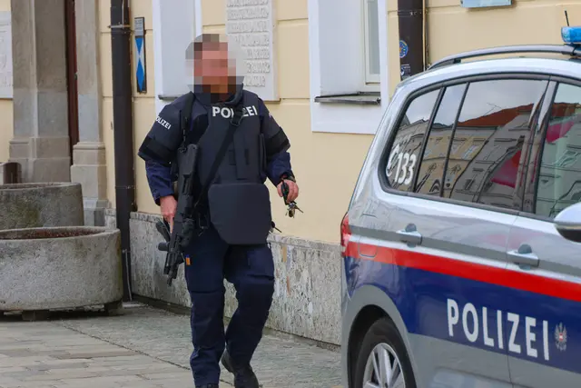 Mit Sturmgewehr bewaffnet: Polizisten mussten das Welser Rathaus in schwerer Schutzmontur sichern. | Foto: laumat.at