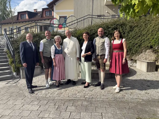 Bezirkshauptmann Valentin Pühringer, Vizebürgermeister Johann Starlinger, Amtsleiterin Brigitta Mitter, der ehemalige Abt Martin Felhofer, Landesrätin Michaela Langer-Weninger, Bürgermeister Andreas Wolfesberger und Bundesministerin Claudia Bauer (v. l.). | Foto: Gemeinde Auberg