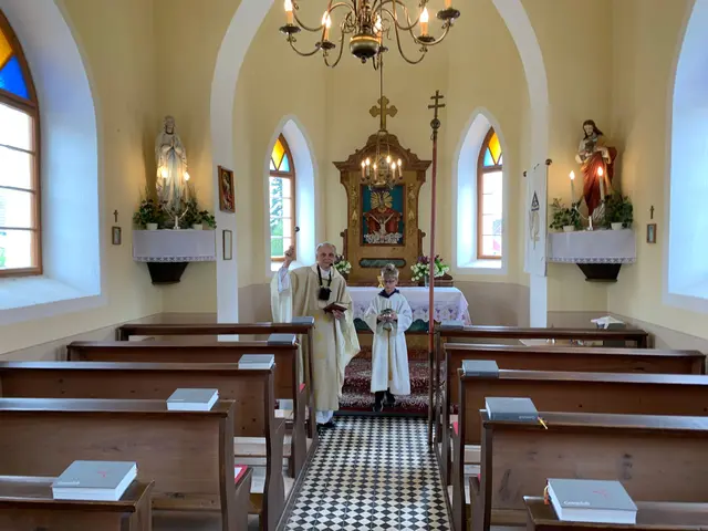 Pfarrer Stanislaw Milczanowski segnete die Kapelle. | Foto: Gemeinde Langau
