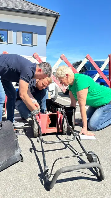 Kaputte Elektrogeräte werden gemeinsam unter die Lupe genommen. | Foto: Repair Café Ried