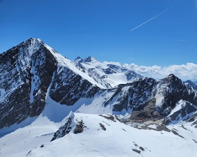 Die Baustelle für die neue Bergstation der Eisjochbahn kostet nicht nur viel, sondern hat auch schon einige kritische Stimmen auf den Plan gerufen. | Foto: Kainz
