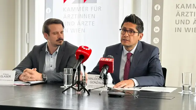 Eduardo Maldonado-González (re., Vizepräsident der Kammer für Ärztinnen und Ärzte) erklärt, dass das Spitalskonzept 2040 eine Modernisierung der Gesundheitsversorgung der Patientinnen und Patienten in Wien effizienter macht. | Foto: Andreas Pölzl/MeinBezirk