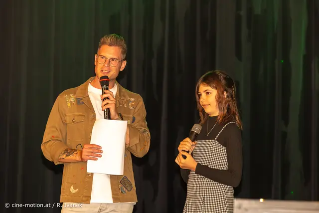 Warten auf die Jurybewertung - 12jährigen Mia mit Patrick Jurdic. | Foto: cine-motion.at / R. Ivanek