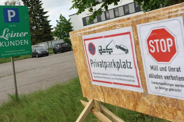 Ein Schild aus Pressspan warnt nur vor dem Abstellen von Fahrzeugen und der Entsorgung von Müll. | Foto: laumat.at