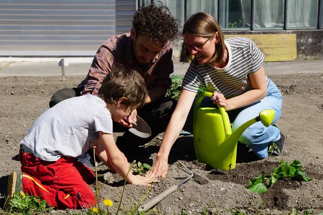 Freude bei der Übergabe: Das Urban-Gardening-Projekt im Hofgarten hat sich längst als fixer Bestandteil im Stadtleben etabliert. Mehr dazu in der neuen Ausgabe der REGION Tirol. | Foto: MeinBezirk/Pali